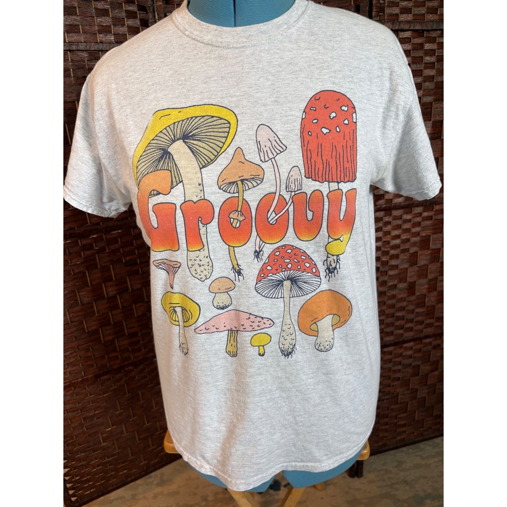 Gildan Groovy Mushroom Graphic T-Shirt Gray Heather Retro Hippie Festival Tee M